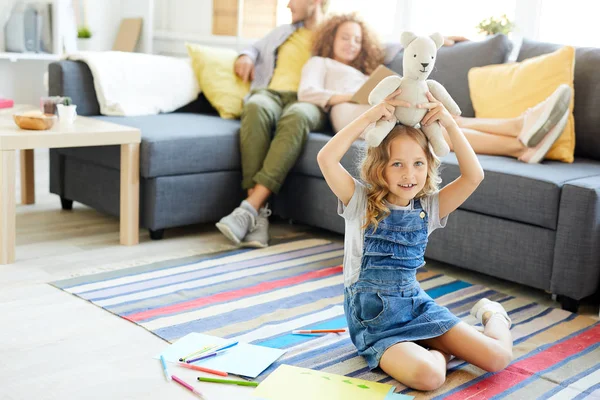 Menina Bonito Brincando Com Teddybear Branco Enquanto Sentado Chão Com — Fotografia de Stock