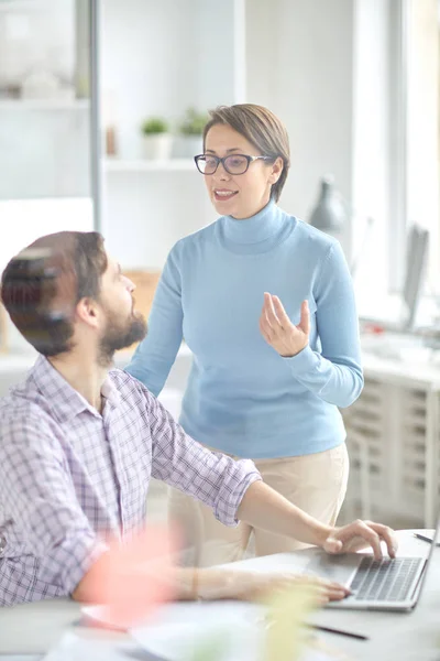 Datore Lavoro Fiducioso Che Assiste Posto Lavoro Del Responsabile Dell — Foto Stock