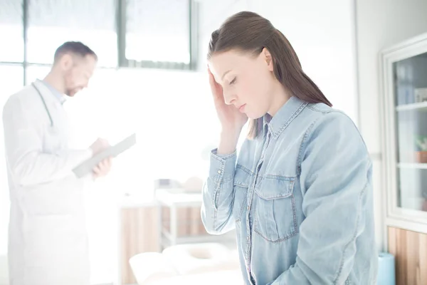Traurige Patientin Berührt Ihren Kopf Während Sie Kliniken Auf Ihre — Stockfoto