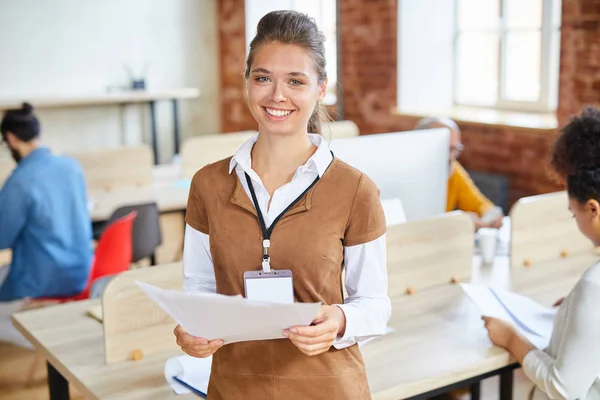 Felice Giovane Manager Con Scartoffie Che Guardano Ambiente Lavoro Ufficio — Foto Stock