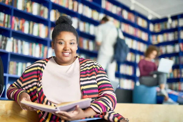 Portret Van Mollige Afrikaanse College Student Zittend Met Boek Glimlachend — Stockfoto