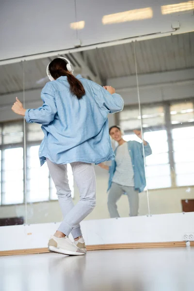 Rückansicht Junger Tänzer Mit Kopfhörertraining Vor Großem Spiegel Studio — Stockfoto