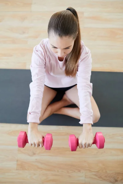 Top View Active Girls Dumbbells Stretching Her Arms While Exercising — Stock Photo, Image