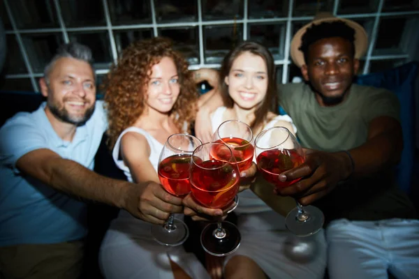 Gruppe Junger Freunde Die Auf Einer Party Mit Weingläsern Klirren — Stockfoto