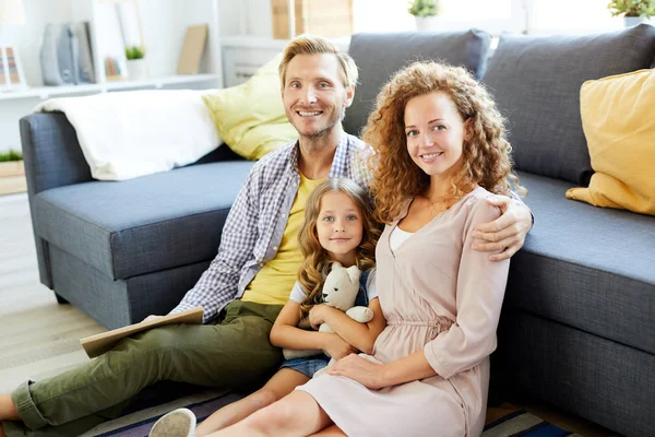 Junge Eltern Und Ihre Kleine Tochter Mit Teddy Sitzen Auf — Stockfoto