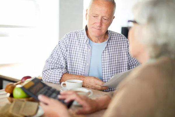 Volwassen Man Met Papieren Zijn Vrouw Met Tellen Hun Kosten — Stockfoto