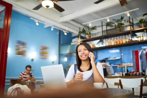 Attrayant Jeune Femme Appelant Collègue Tout Étant Assis Dans Café — Photo