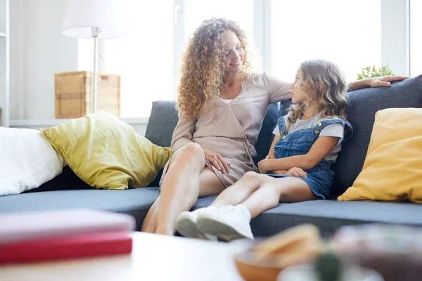 Jovem Mãe Sua Filhinha Sentada Sofá Casa Relaxando Conversando — Fotografia de Stock