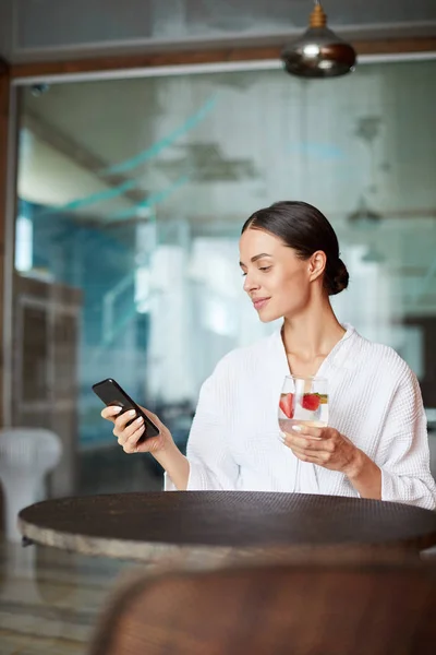 Giovane Donna Fresca Con Cocktail Sms Smartphone Mentre Rilassa Nel — Foto Stock