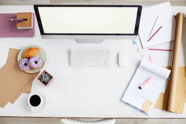 Desktop Hardware Dokumente Baupläne Buntstifte Essen Und Trinken Arbeitsplatz Des — Stockfoto