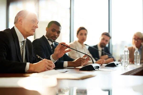 Spitzenpolitiker Formalie Spricht Bei Internationaler Konferenz Ins Mikrofon — Stockfoto