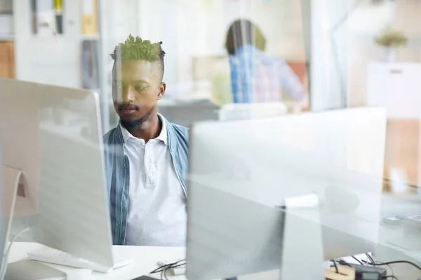 Seriös Kille Koncentrera Sig Studera Eller Avkodning Nya Data Medan — Stockfoto