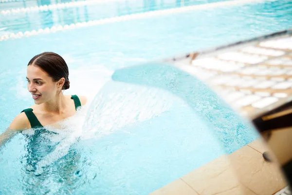 Sıçramasına Onun Dokunmatik Zevk Altında Yüzme Havuzunda Ayakta Mayo Sakin — Stok fotoğraf