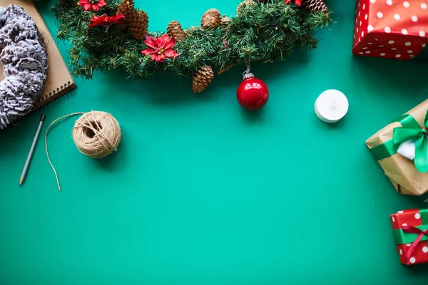 Sfondo Verde Natale Con Copyspace Vostro Testo Roba Decorativa — Foto Stock