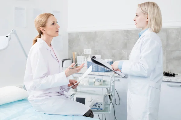 Two Medical Specialists Whitecoats Discussing Effectiveness New Medicine Medical Treatment — Stock Photo, Image