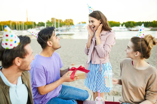 Menina Surpresa Olhando Para Namorado Com Giftbox Festa Aniversário Praia — Fotografia de Stock