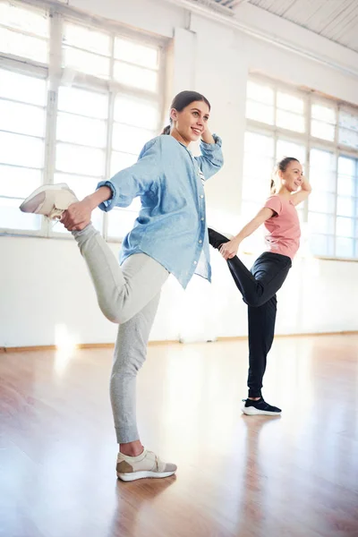 Mujeres Jóvenes Ropa Deportiva Repitiendo Ejercicio Baile Después Del Entrenador — Foto de Stock