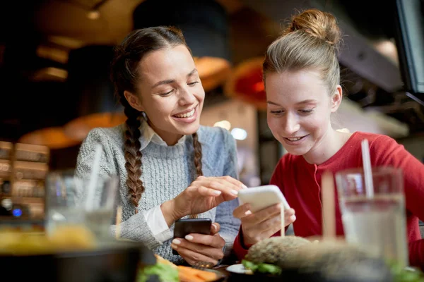 Dos Chicas Guapas Discutiendo Vídeo Smartphone Uno Ellos Durante Almuerzo — Foto de Stock