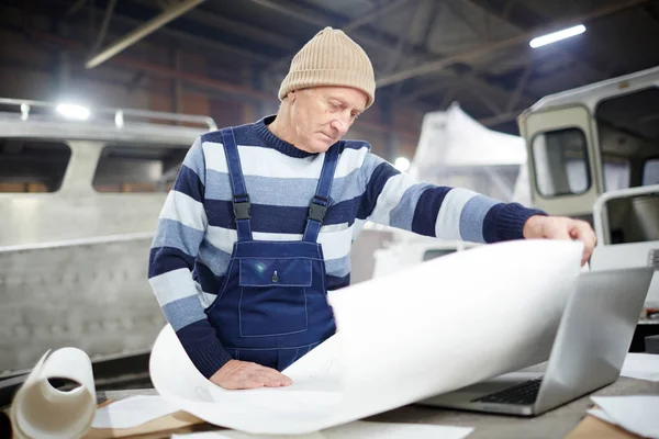 Säker Mogen Ingenjör Tittar Unrullade Skiss Sin Arbetsplats — Stockfoto