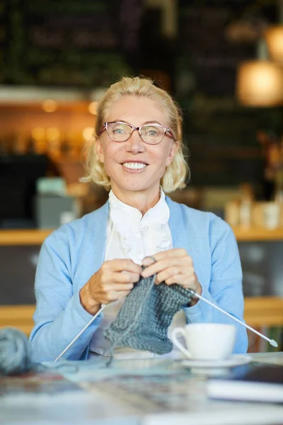 Donna Felice Guardando Fotocamera Mentre Maglia Sciarpa Calda Maglione Inverno — Foto Stock