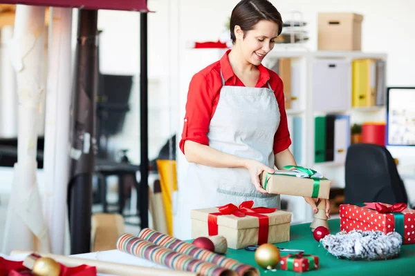 Mujer Joven Preparando Regalos Para Navidad Mientras Los Empaca Pone — Foto de Stock