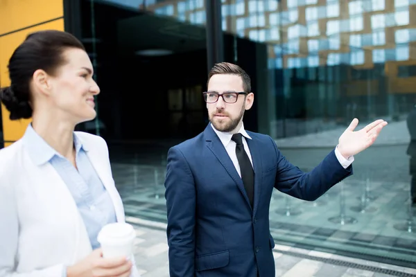 Bebaarde Man Glazen Blauw Pak Met Hand Gebaar Wandelen Met — Stockfoto