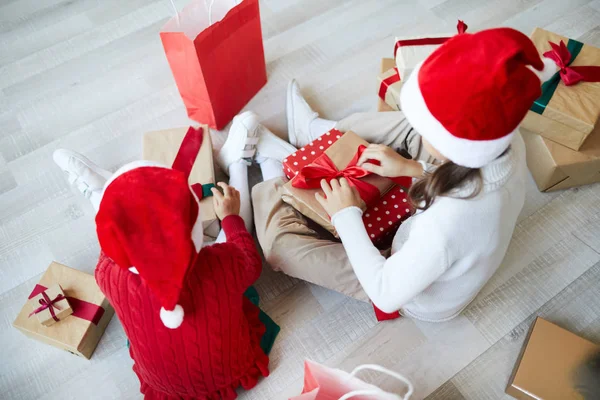 Dos Pequeñas Santas Preparando Regalos Para Próxima Navidad Mientras Están —  Fotos de Stock