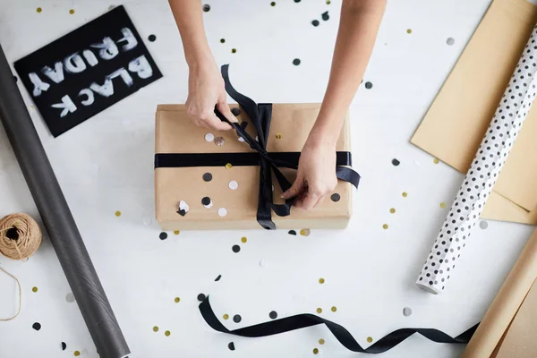 Vrouwelijke Handen Binden Lint Bow Rond Verpakt Gift Box Achtergrond — Stockfoto