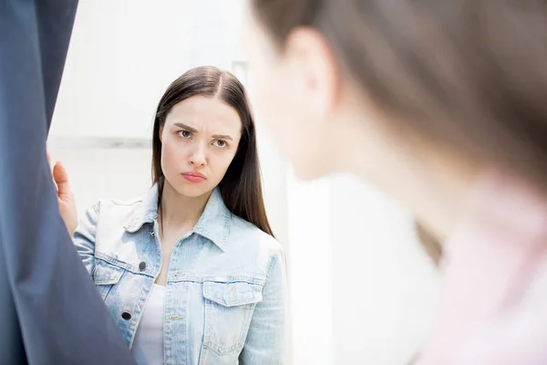 Fille Mécontente Regardant Son Ami Essayer Des Vêtements Dans Vestiaire — Photo