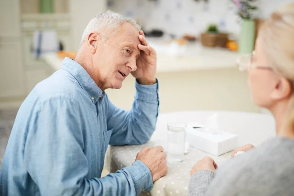 Mogen Man Sitter Vid Bordet Med Glas Vatten Framme Och — Stockfoto