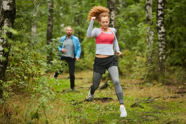 Unga Aktiva Par Sportkläder Löpning Naturlig Miljö Sommaren Morgon Före — Stockfoto