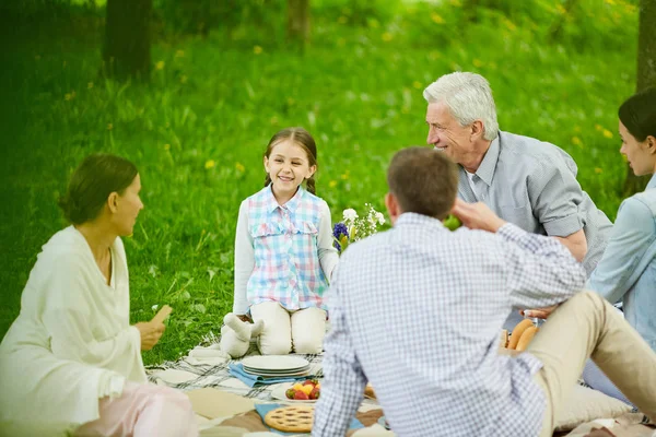 Счастливая Маленькая Девочка Смотрит Свою Бабушку Время Разговора Семейном Пикнике — стоковое фото