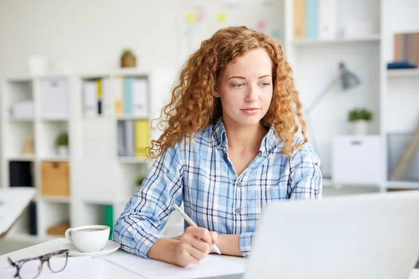 Młody Menedżer Filiżanką Kawy Oglądając Online Wideo Lub Webinar Laptopie — Zdjęcie stockowe