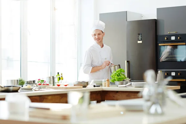 Contenu Souriant Beau Jeune Cuisinier Chef Chapeau Remuant Sauce Dans — Photo