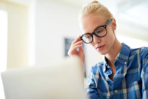 Blond Flicka Glasögon Och Casual Shirt Titta Webcast Laptop Display — Stockfoto