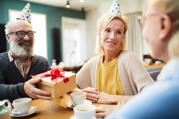 Glücklicher Älterer Mann Übergibt Paket Mit Geburtstagsgeschenk Eine Der Reifen — Stockfoto