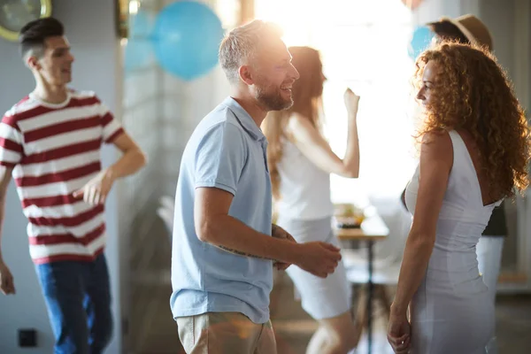 Feliz Pareja Joven Bailando Casa Fiesta Fondo Sus Amigos — Foto de Stock