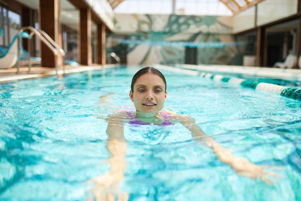 Mujer Joven Activa Nadando Piscina Hotel Del Balneario Durante Las —  Fotos de Stock