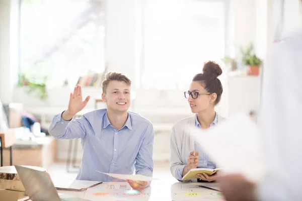 Glad Ung Ingenjör Eller Expert Uttrycka Sina Idéer Medan Kollega — Stockfoto