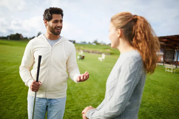 Young Man White Hoodie Blue Jeans Explaining His Girlfriend Golfer — Stock Photo, Image
