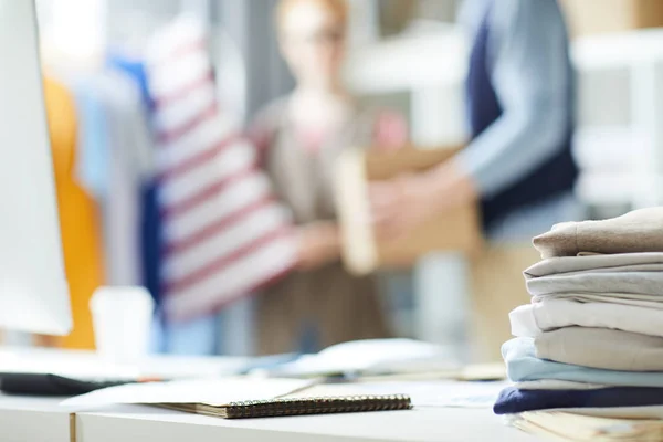 Stack Van Gevouwen Casual Kleding Kladblok Werkplek Van Hedendaagse Mode — Stockfoto