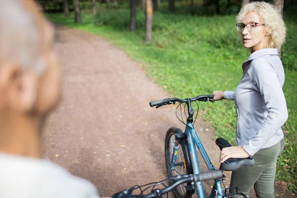 Активная Блондинка Велосипедом Разговаривает Своим Мужем Время Прогулки Проселочной Дороге — стоковое фото