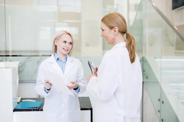 Two Clinicians Whitecoats Discussing Description New Cosmetic Medical Product — Stock Photo, Image