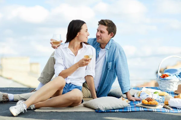 Sorrindo Afetuoso Belo Casal Jovem Roupas Casuais Segurando Vinhedos Olhando — Fotografia de Stock