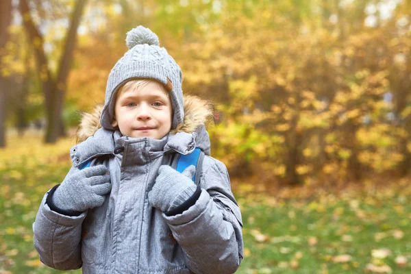 Chlapeček Teplých Šatech Batohu Podzim Školy Parku Žlutými Listy — Stock fotografie