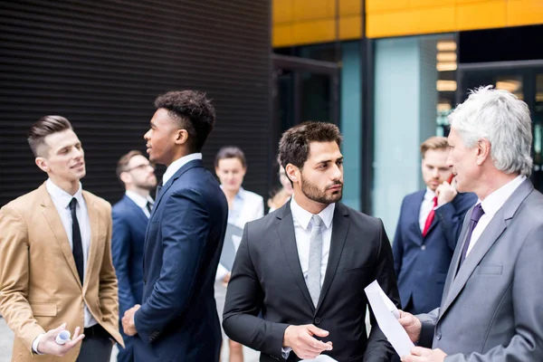 Jóvenes Altos Financieros Trajes Que Hablan Sobre Desarrollo Del Mercado — Foto de Stock