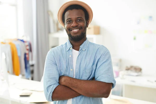 Jonge Succesvolle Ontwerper Casualwear Kruisen Zijn Armen Borst Terwijl Hij — Stockfoto