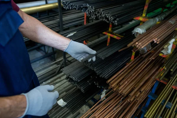 Nahaufnahme Des Handarbeiters Handschuhen Der Lager Mit Aluminiumstapeln Arbeitet — Stockfoto