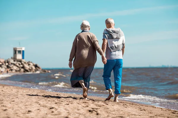 Vista Trasera Una Pareja Ancianos Cariñosos Tomados Las Manos Mientras —  Fotos de Stock