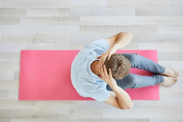 Panoramica Dell Uomo Attivo Abbigliamento Sportivo Seduto Tappetino Rosa Che — Foto Stock